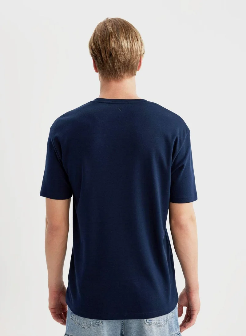 ديفاكتو تيشيرت مطبوع بياقة دائرية وقصة عادية